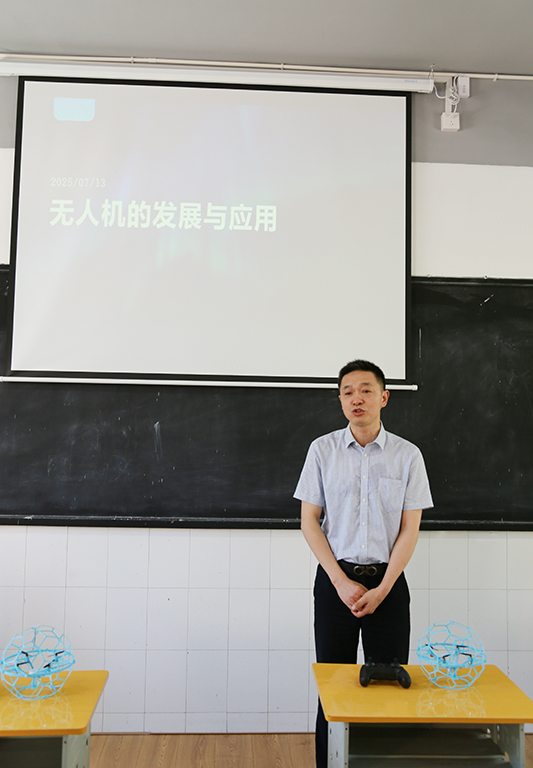 易平校长讲话.JPG