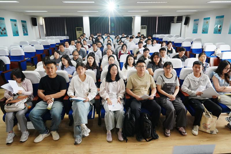 学员等待答辩.JPG
