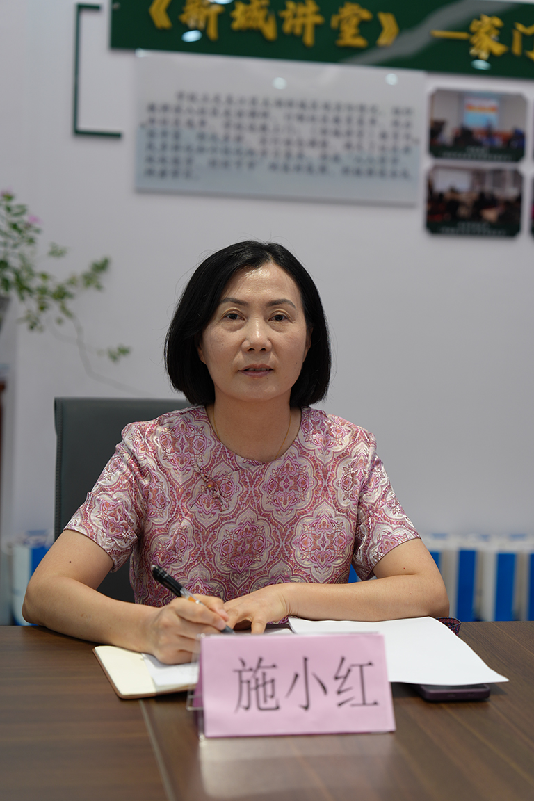 施小红主持.JPG