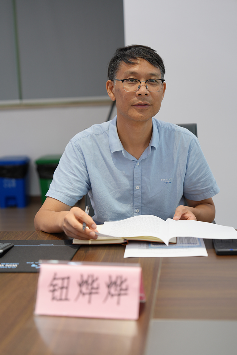 钮烨烨发言.JPG