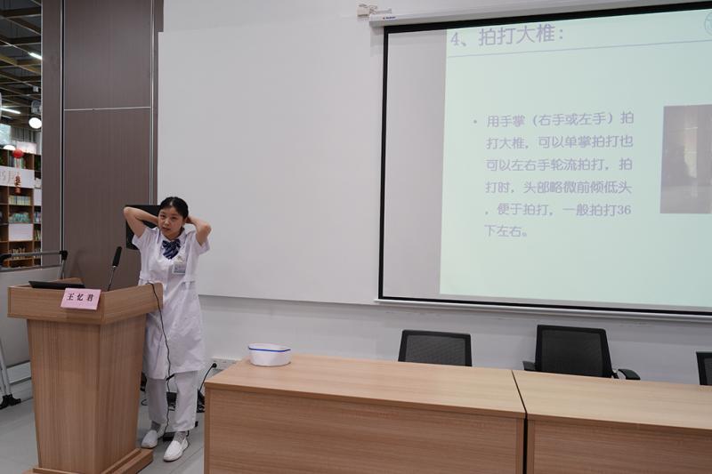 王忆君讲课2.JPG